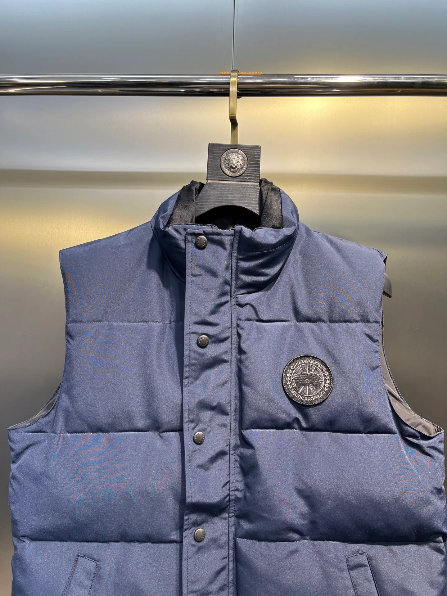 P380 🇨🇦Canada Goose""🇨🇦🌟 Garson down vest has always been recognized as the warmest down jacket. Various Instagram celebrities, Internet celebrities, and celebrities often wear it for street photos. I make Canada Goose every year, but I still can't get rid of my love for it. No matter how cold the days are, there is no need to be afraid, because there is! Filled with 90% white duck down, it is the legendary warmest down jacket and is known as a must-have for Arctic outdoor sports! The most popular down jacket in the world, celebrities are rushing to buy it, it is a must-have!  Size: XS to 2XL